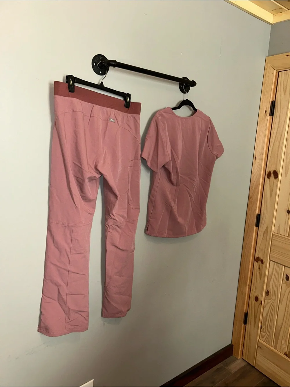 Figs Women's Scrub Set in Dusty Rose Pink MEDIUM Top & Bottom